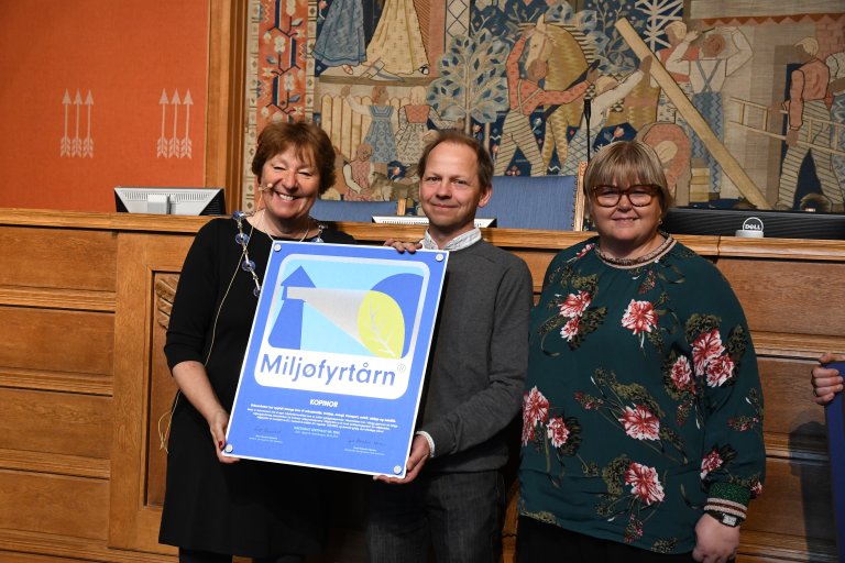 Ordfører Marianne Borgen overrakte Miljøfyrtårn-diplomet til Kopinors hovedverneombud Christer Jakobsen og kontor- og personalleder Grete Nyhus. Foto: Emil Bæk Holland, Oslo kommune