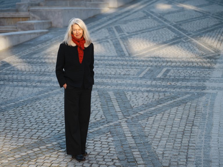 Hege Munch Gundersen foran Nationalteateret.