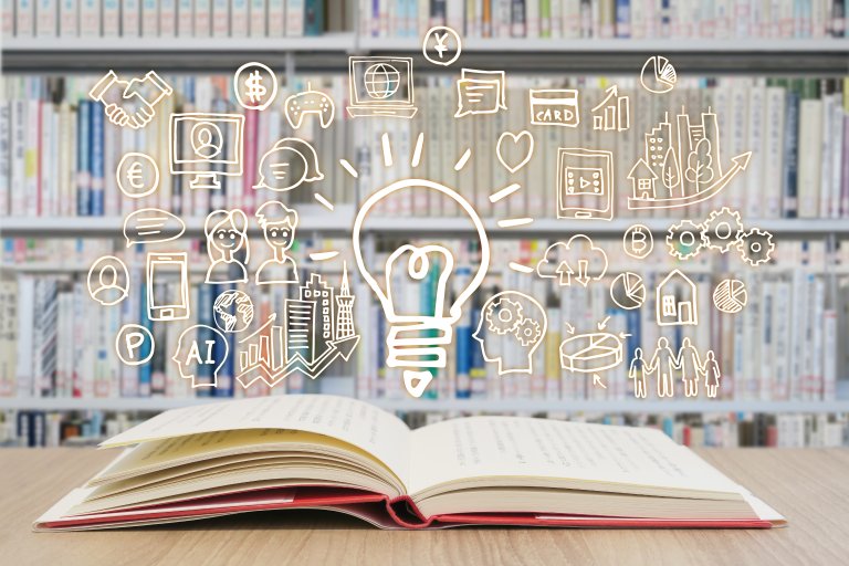 Åpen bok på et bord i et bibliotek med kunstig intelligens symboler over